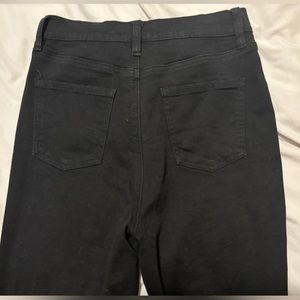 Skinny black jeans, curves friendly;)